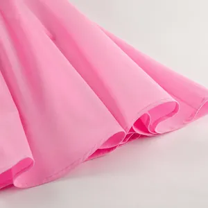 Detailansicht eines rosa plissierten A-Linien-Rocks mit Fokus auf Stofftextur und Nähten