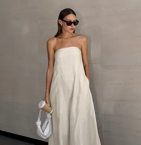 Elegantes trägerloses Maxikleid aus khakifarbenem Leinen mit entspannter A-Linie.