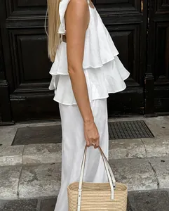 Élégant ensemble deux pièces en lin blanc avec haut à volants et pantalon à jambes larges