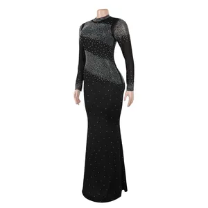 Elegante vestido de noche sirena negro con mangas transparentes y pedrería brillante.