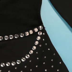 Dettaglio ravvicinato di tessuto elasticizzato nero con eleganti strass scintillanti.
