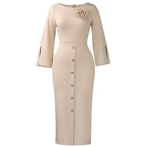 Robe midi élégante beige à col rond avec rose à l'épaule et de longues manches fendues.