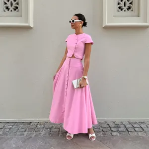 Elegantes rosa zweiteiliges Set mit kurzärmeligem Crop-Top und passendem A-Linien-Maxirock