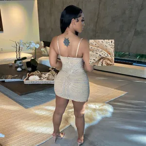 Primer plano de detalles de diamantes de imitación en un sexy vestido beige