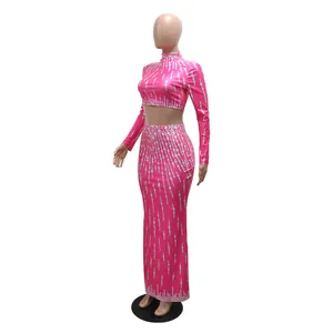 Roze tweedelige partyset met crop top met lange mouwen en bijpassende lange bedrukte rok