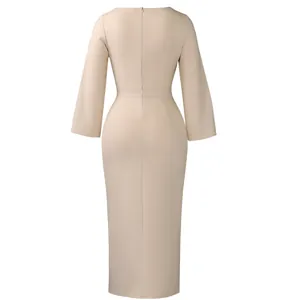 Vue arrière d'une robe mi-longue beige élégante avec une coupe ajustée et des manches