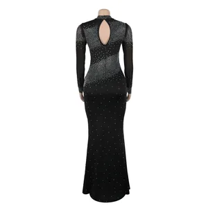 Vista trasera de un vestido largo negro sexy con pedrería y detalle de espalda abierta