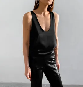 Nahaufnahme der eleganten Textur dieses schwarzen Satin-Tops mit tiefem V-Ausschnitt