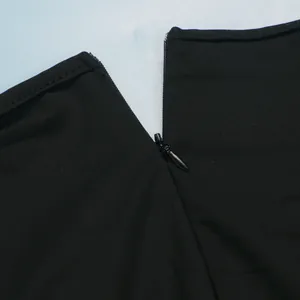 Dettaglio della cerniera invisibile di alta qualità su tessuto di tuta nera elasticizzata