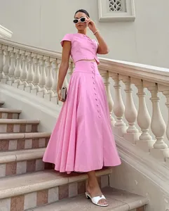 Gesamtansicht des eleganten rosa französischen Zweiteilers mit Knopf-Oberteil und Rock