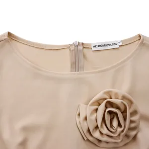 Détail d'une robe beige avec une rose 3D élégante et une fermeture éclair