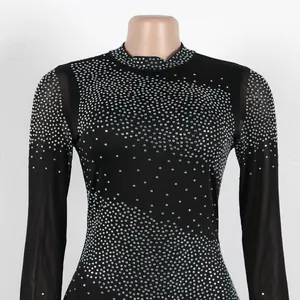 Primer plano de vestido ajustado negro con pedrería brillante y mangas de malla transparente
