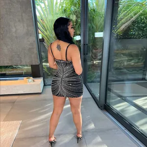 Vista posterior detallada de un sexy vestido negro de tirantes con pedrería fina