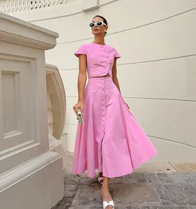 Detailansicht eines eleganten rosa französischen Zweiteilers mit A-Linien-Maxirock und Top