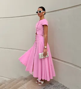 Detailansicht eines eleganten rosa französischen Sets mit einem langen A-Linien-Rock