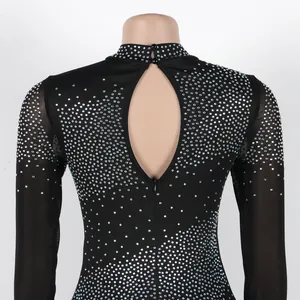 Vista detallada de la espalda de un vestido negro sexy con pedrería plateada y espalda abierta