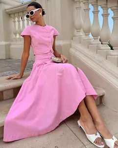 Elegantes französisches rosa A-Linien-Rock-Set, getragen von einem Modell auf einer Treppe