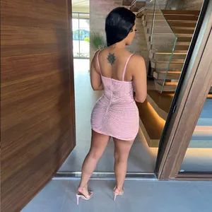 Vista trasera de un minivestido ajustado rosa con diamantes brillantes para fiesta
