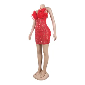 Detailansicht eines roten Bodycon-Kleides mit Straußenfedern und Perlenverzierung