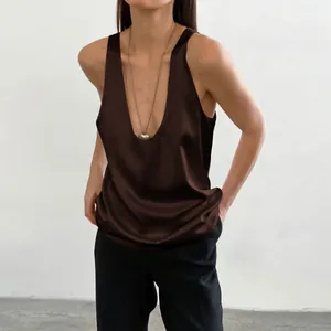Detailansicht eines braunen Satin-Tops mit tiefem V-Ausschnitt und luxuriöser Seidentextur