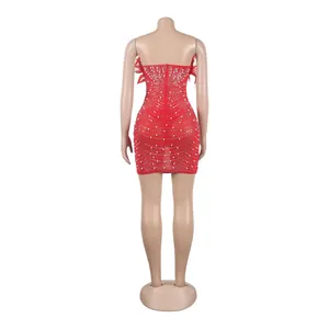 Rotes sexy figurbetontes Minikleid mit Federbesatz und Perlenverzierung Rückansicht