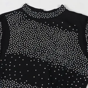 Detalle de cerca de diamantes de imitación en un vestido negro ajustado de cuello alto