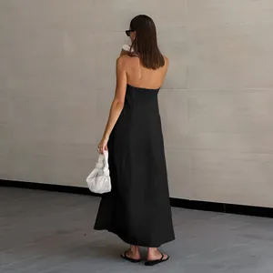 Elegantes schwarzes trägerloses Maxikleid aus Baumwolle und Leinen in der Rückansicht.