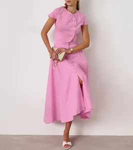 Detailansicht eines eleganten rosa zweiteiligen Sets im französischen Stil mit A-Linien-Rock.