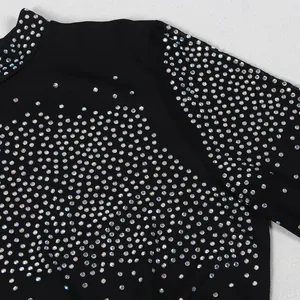Detalle de los diamantes de imitación brillantes en la tela de malla transparente de un vestido