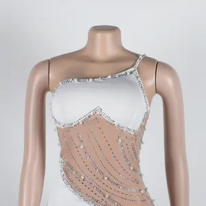 Dettaglio dell'abito in rete bianco e nude con eleganti decorazioni in perle e strass