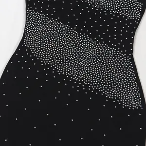 Primer plano detallado del patrón de diamantes plateados en un vestido negro sexy