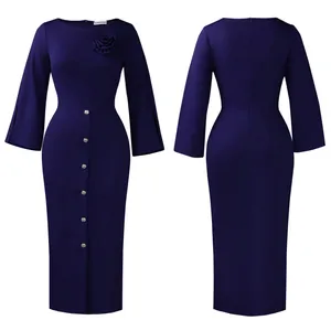 Robe midi bleu marine élégante avec applique florale et boutons décoratifs détail