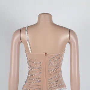 Dettaglio del retro di un abito sexy in mesh trasparente con perle e strass.