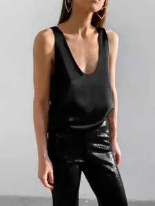 Eleganter minimalistischer schwarzer Satin-Tanktop mit tiefem V-Ausschnitt für Damen