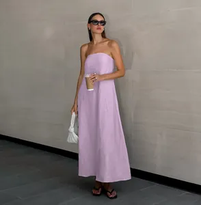 Makroansicht der lila Leinenstoffstruktur dieses eleganten trägerlosen Maxikleides