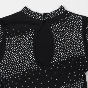 Detalle de vestido negro sexy con pedrería, diseño de espalda abierta y cierre de cuello alto