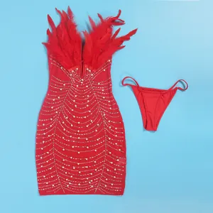 Elegantes rotes figurbetontes Minikleid mit sexy Federbesatz und feinen Perlenakzenten