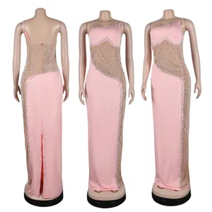 Elegante abito da sera rosa con dettagli in rete trasparente, perle e strass