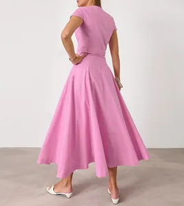 Elegantes rosa zweiteiliges Set mit Kurzarm-Oberteil und A-Linien-Maxirock Rückansicht