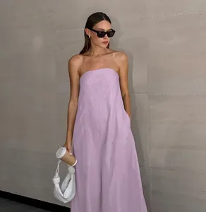 Elegantes lavendelfarbenes trägerloses Maxikleid aus Baumwollleinen für den Sommer