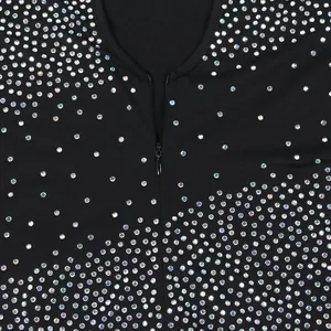 Detalle de diamantes de imitación iridiscentes y cremallera en un vestido negro sexy