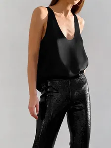 Elegantes schwarzes Satin-Top mit tiefem V-Ausschnitt und glattem Seiden-Finish