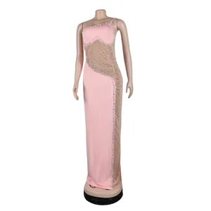 Elegante abito da sera rosa monospalla con decorazioni in strass e dettagli in rete velata