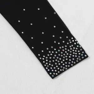 Primer plano de brillantes pedrería AB en detalle de tela de malla negra transparente