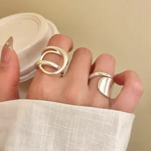 Detaillierte Nahaufnahme von zwei minimalistischen Silberringen mit mattem Finish.