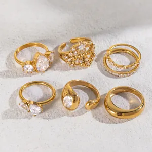 Set di sei anelli vintage in acciaio inossidabile dorato con pietre di zircone lucenti.