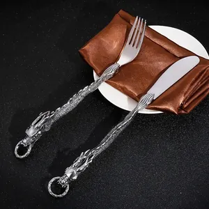 Set di posate vintage in acciaio inox con manici con testa di dragone in rilievo 3D