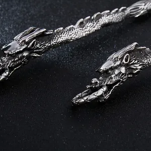Posate antiche in acciaio inox con dettaglio del manico in rilievo drago 3D