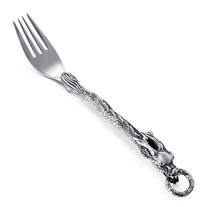 Forchetta vintage in acciaio inox con manico decorato da un drago cinese 3D