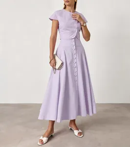 Elegantes lavendelfarbenes zweiteiliges Rockset mit kurzärmeligem Oberteil und Midi-Rock